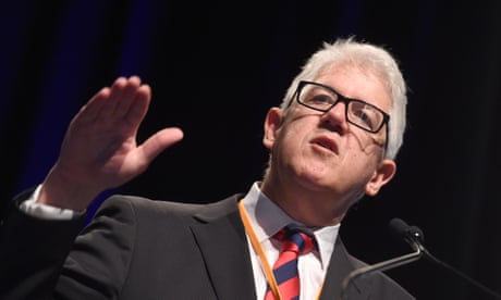 Minerals Council of Australia Chief Executive Brendan Pearson gestures during an address at the Austmine 'Transforming Mining' conference in Brisbane, Tuesday, May 19, 2015.(AAP Image/Dave Hunt) NO ARCHIVING