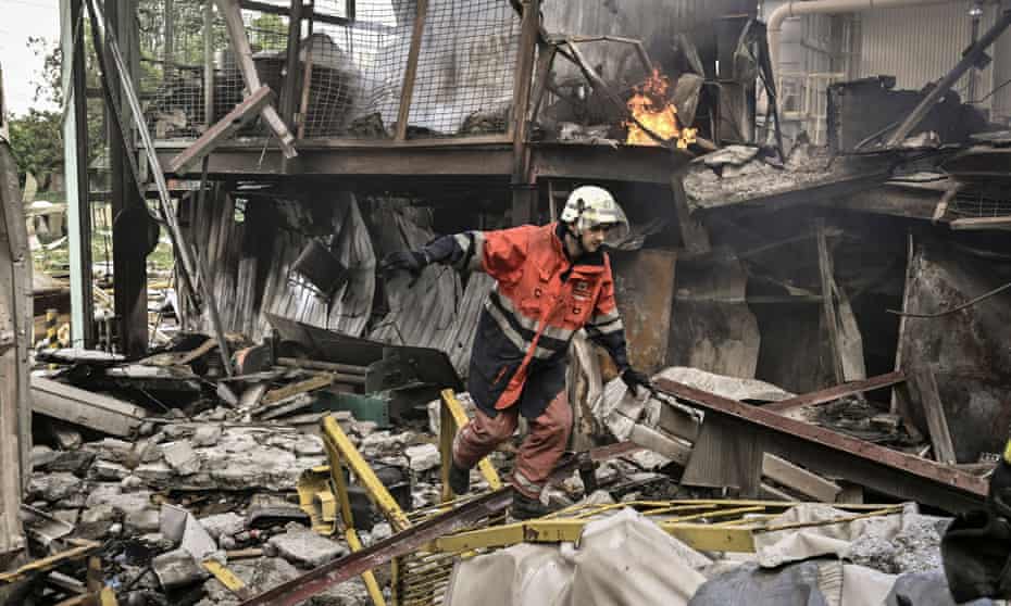 Russian forces close to encircling Sievierodonetsk in eastern Ukraine |  Ukraine | The Guardian