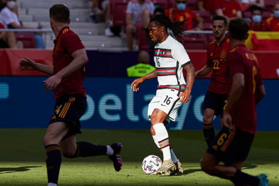 Renato Sanches du Portugal contrôle le ballon lors du match amical international contre l'Espagne le 4 juin 2021.