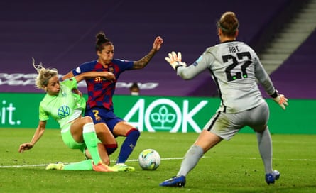 Kathrin-Julia Hendrich challenges Jennifer Hermoso of Barcelona during the semi-final in San Sebastian.