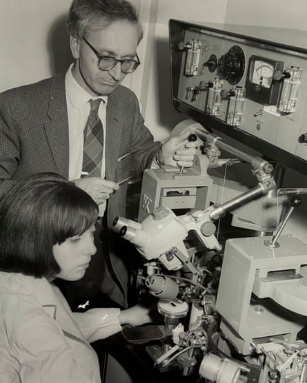 Cyril Hilsum and a colleague making a Gunn diode at the Royal Signals and Radar Establishment, successor to the RRE, Malvern, in 1966