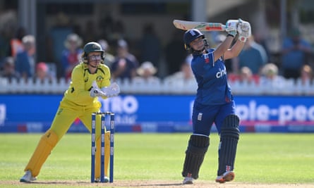 Ashes Wanita tingkat Inggris saat Knight mengarahkan kemenangan dramatis ODI atas Australia |  Abu Wanita
 | KoranPrioritas.com