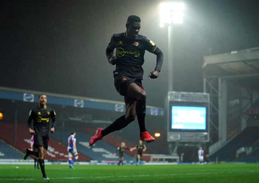 Ismaïla Sarr merayakan golnya di Ewood Park.
