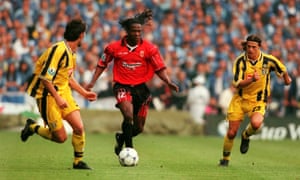 Lauren, jugando para Mallorca, corre en la defensa de Lazio durante la final de la Copa de Ganadores de la Copa de 1999.