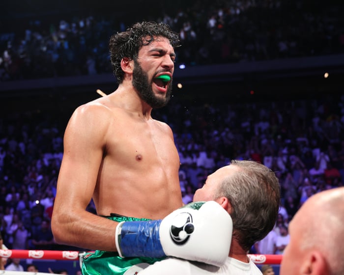 Britain’s Hamzah Sheeraz crushes Edgar Berlanga to announce 168lb arrival