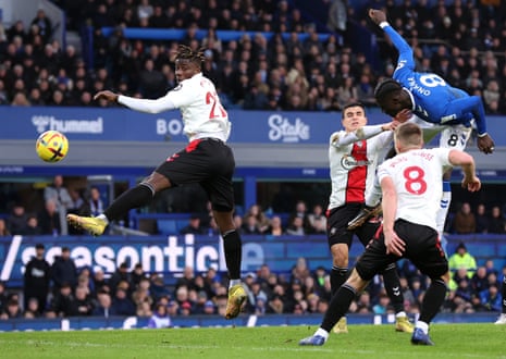 Amadou Onana frappe de la tête pour donner l'avantage à Everton.