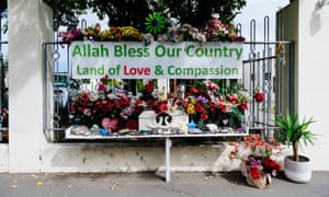 À l'extérieur de la mosquée Al Noor à Christchurch