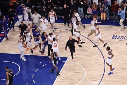 تغلبت النيكز على السبرز بأكبر عودة في نهائيات NBA للانتقال إلى حافة أول لقب منذ 1973 تغلبت النيكز على السبرز بأكبر عودة في نهائيات NBA للانتقال إلى حافة أول لقب منذ 1973