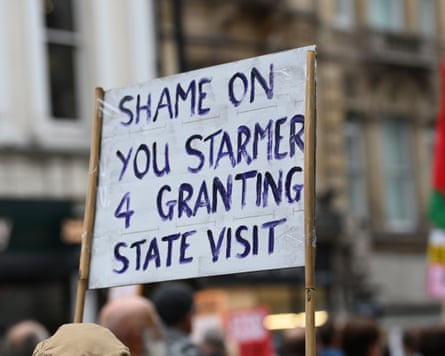 Protest sign criticising Starmer