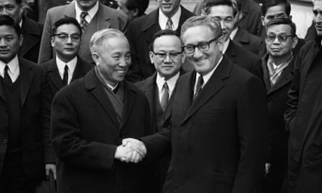 US National Security Adviser Henry Kissinger (R) shakes hand with Le Duc Tho, leader of North Vietnam delegation, after the signing of the Paris Peace Accords on 23 January 1973 in Paris, France. (Photo by AFP/Getty Images)
