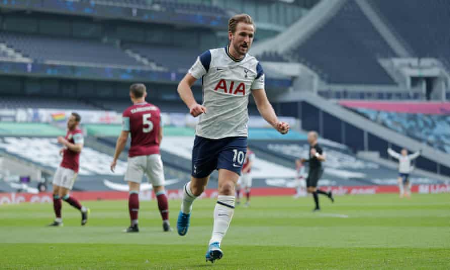 Harry Kane célèbre après avoir marqué la deuxième place des Spurs.