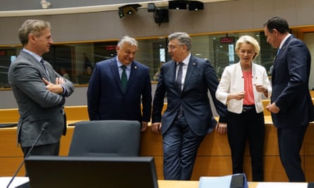 From left to right: Robert Golob, prime minister of Slovenia, Viktor Orbán, prime minister of Hungary, Andrej Plenkovic, prime minister of Croatia, Ursula von der Leyen and Luis Montenegro, prime minister of Portugal