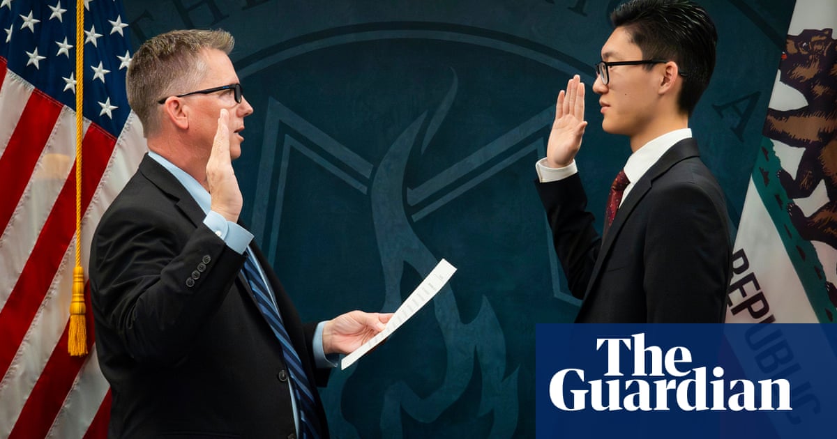 Питър Парк сега на 18 години се записва в Юридическия