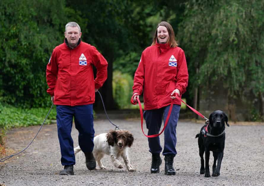 John Miskelly con su perro Bracken junto a la miembro del equipo Emma Dryburgh y su perro Dougal.  Ambos están a la espera para ayudar en las operaciones de búsqueda en Ucrania.