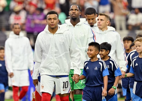 Kylian Mbappé lidera a França em campo.
