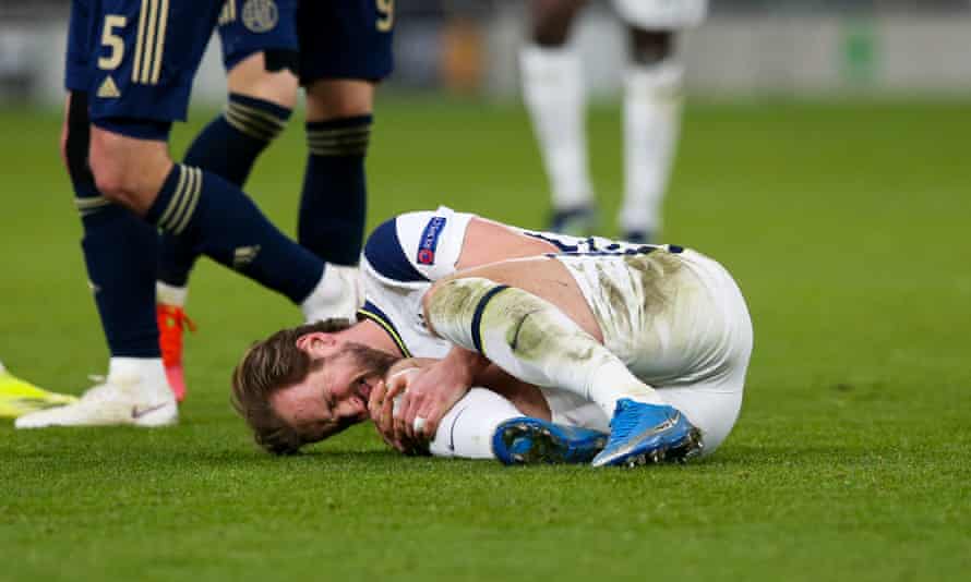 Harry Kane clutches his knee during Spurs’s 2-0 victory over Dinamo Zagreb on Thursday.