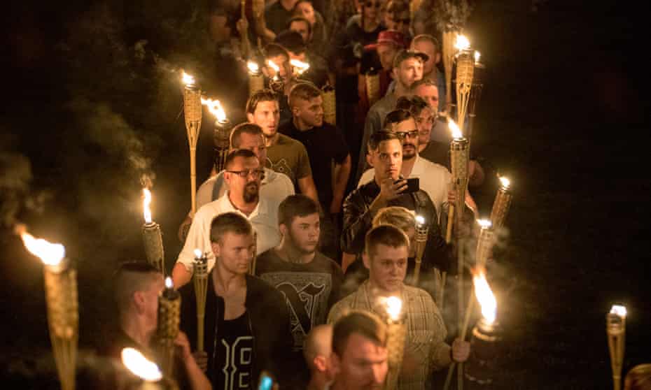 Les suprémacistes blancs défilent à Charlottesville, en Virginie, en 2017. Les déclarations équivoques de Donald Trump sur l'extrême droite ont été considérées comme légitimant ce qui était autrefois en dehors de la politique dominante.