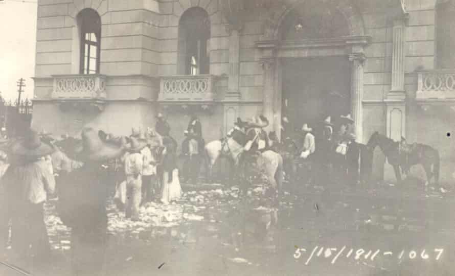 1911 massacre of Chinese men by Mexican revolutionaries. They show revolutionary soldiers on horseback before, during and after the attack on the city of Torreón, and a pile of bodies in the aftermath of the massacre. Pic 271-1067 Revolucionarios-en el Casino