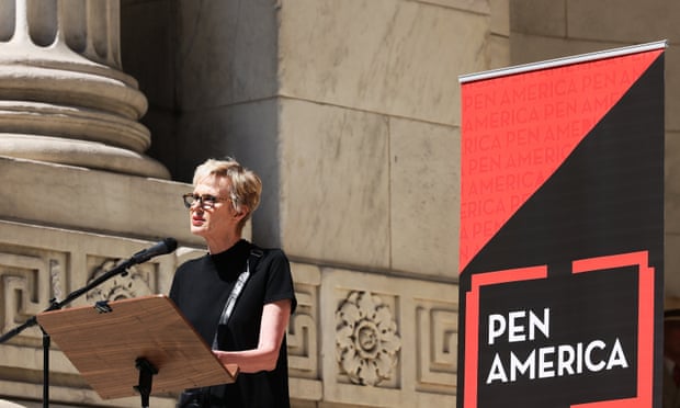 يتحدث Siri Hustvedt بينما يتجمع الناس على درجات مكتبة نيويورك العامة لإظهار دعمهم لسلمان رشدي.