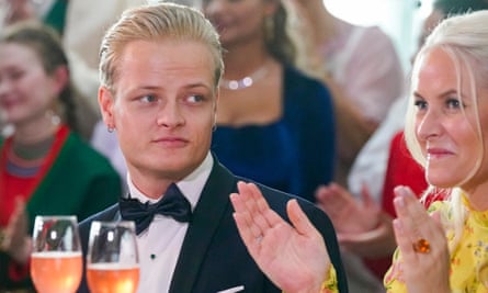 Marius Borg Høiby sitting next to his mother, Mette-Marit, at a table with drinks