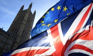 Banderas de la UE y el Reino Unido fuera del Palacio de Westminster