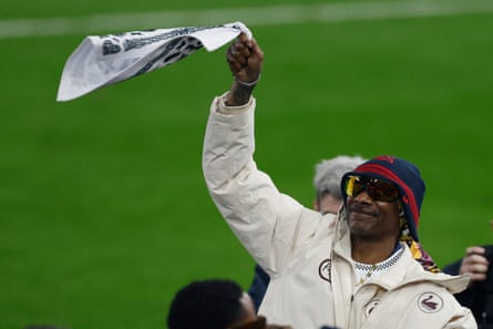Snoop Dogg swings his Swansea towel
