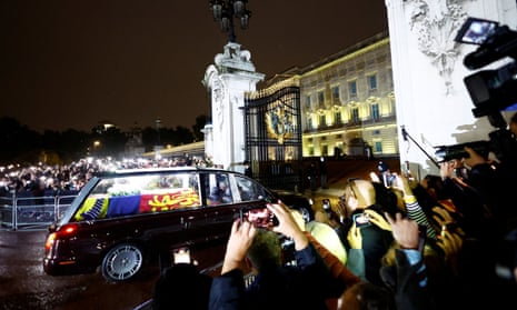 The hearse carrying the coffin of Queen Elizabeth II arrives at the Buckingham Palace. Reuters/Andrew Boyers