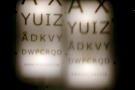 A double vision of an optotype