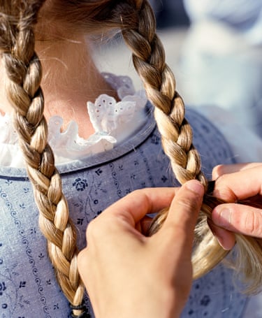 Hands platting a child’s hair