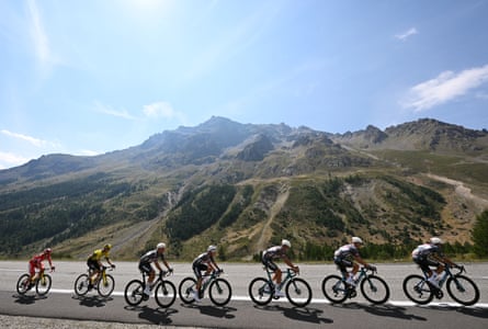 A group rides through the mountains during the 2025 Vuelta
