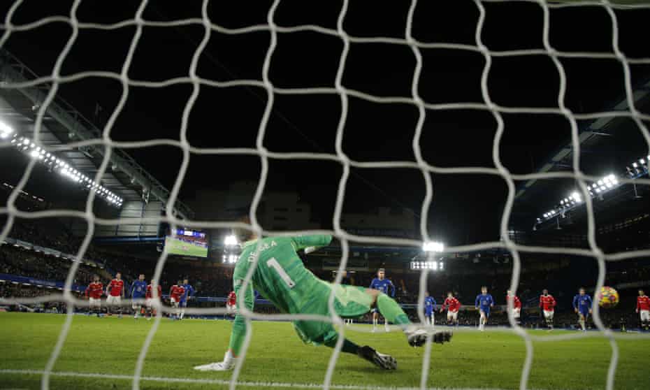Chelsea’s Jorginho sends David de Gea the wrong way to make it 1-1 at Stamford Bridge.