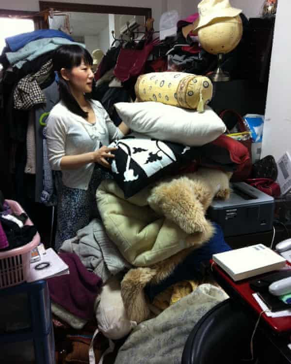 Marie Kondo ajudando a limpar um apartamento em Tóquio.