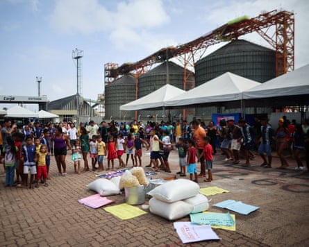 Indígenas participam de um ritual no terminal portuário da Cargill.