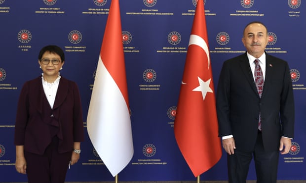 Turkey’s foreign minister, Mevlüt Çavuşoğlu, and his Indonesian counterpart, Retno Marsudi