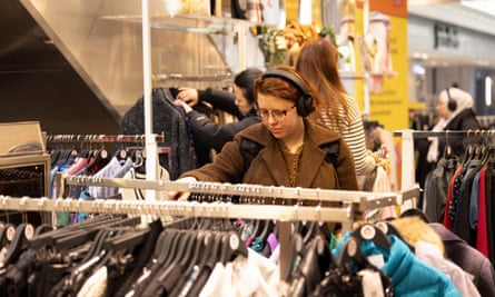 Les acheteurs parcourent les marchandises à Charity.Super.Mkt au centre commercial Brent Cross dans le nord-ouest de Londres