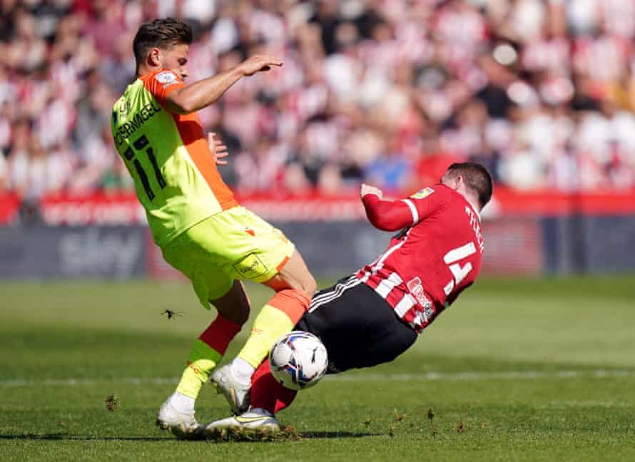 Sheffield United’s John Fleck slips and clatters into Nottingham Forest’s Philip Zinckernagel and ends up in the ref’s book.