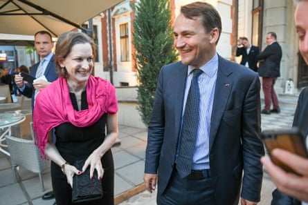 Anne Applebaum con su marido, Radek Sikorski, en Varsovia, Polonia, mayo de 2019