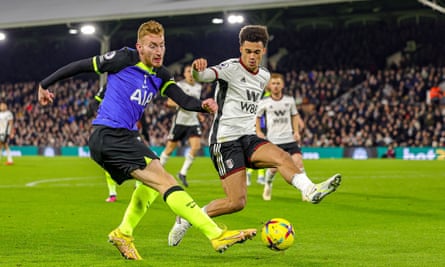 Dejan Kulusevski tire un centre dans la surface de réparation contre Fulham. Mais c'est dans les grands matchs que les Spurs