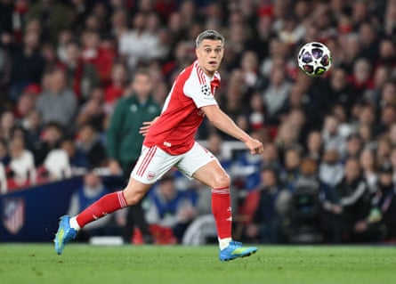 Leandro Trossard in action against Atlético Madrid