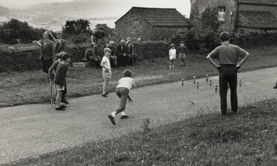 People playing wallops, or nine-pins