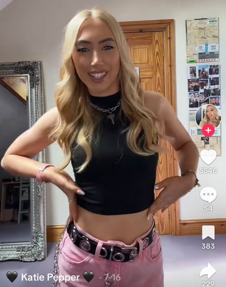 mulher com as mãos na cintura