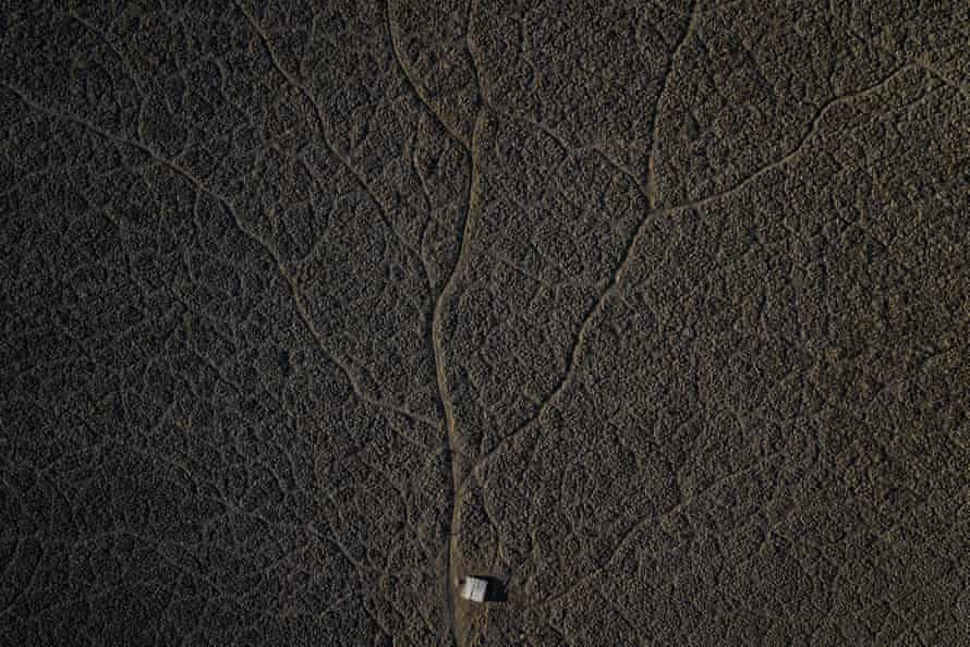 Sur cette photo aérienne, une jetée se trouve sur le lit du lac asséché de la lagune d'Aculeo à Paine, au Chili, en décembre 2021.