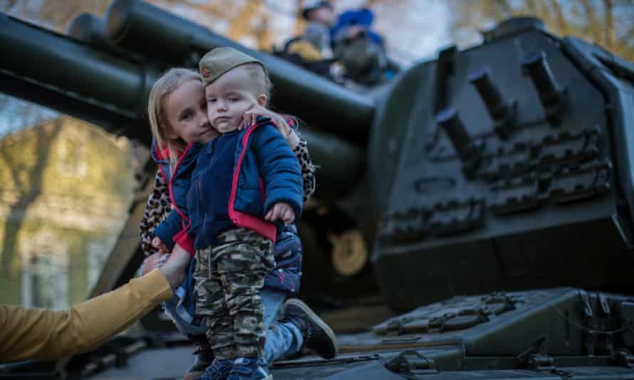 Los niños examinan las armas militares rusas en las calles de Samara tres días antes del Día de la Victoria.