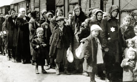 اليهود المجريون يصلون إلى بيركيناو في بولندا التي تحتلها ألمانيا في يونيو 1944.