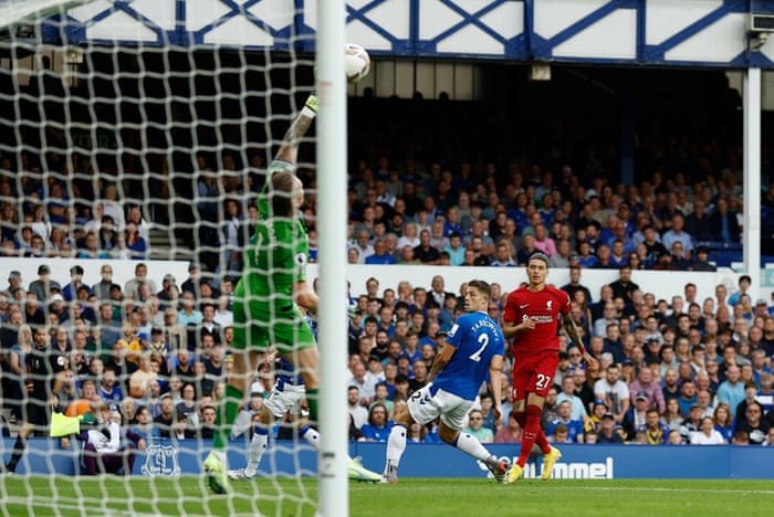 Jordan Pickford gets his fingertips to Nunez' effort.
