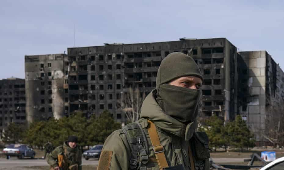 Russisches Militär und Rebellentruppen patrouillieren, während Zivilisten entlang humanitärer Korridore aus Mariupol evakuiert werden.