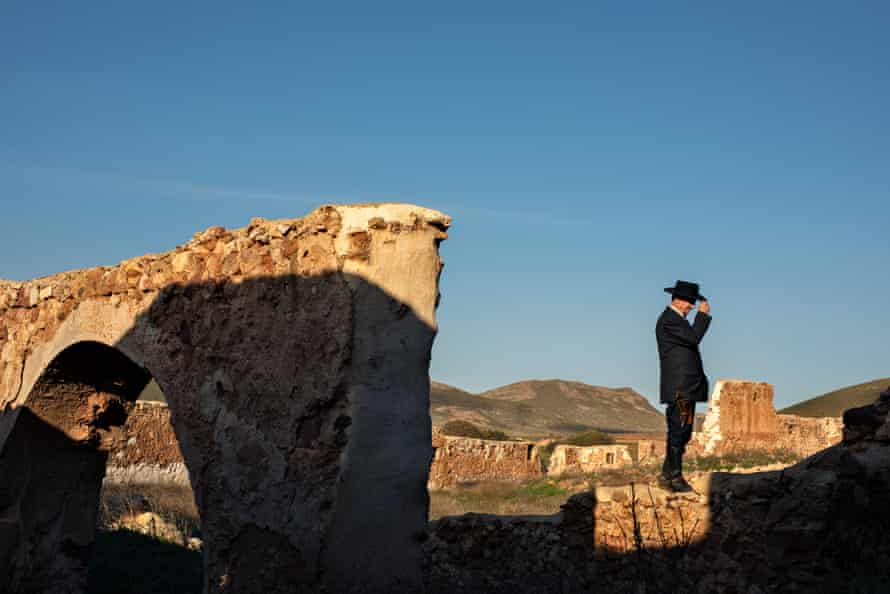 Manuel Hernández Montoya, un ancien acteur de 61 ans qui a joué dans des westerns spaghetti dans son enfance, se dresse sur les ruines de Cortijo del Fraile, utilisé dans plusieurs films célèbres