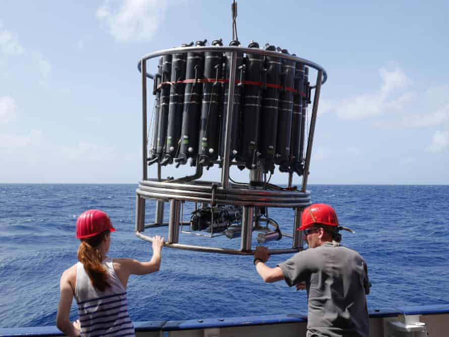 A CTD-rosette is lowered into the ocean to analyse conductivity, temperature and depth and current oxygen measurements.
