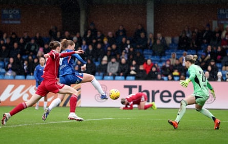 Sjoeke Nüsken scores Chelsea’s first goal against Liverpool.