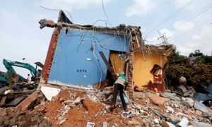 El eco de la guía para el césped verde 1 Disaster: a man at his damaged house after a garbage dump collapsed, Colombo, Sri Lanka, 18 April 2017.